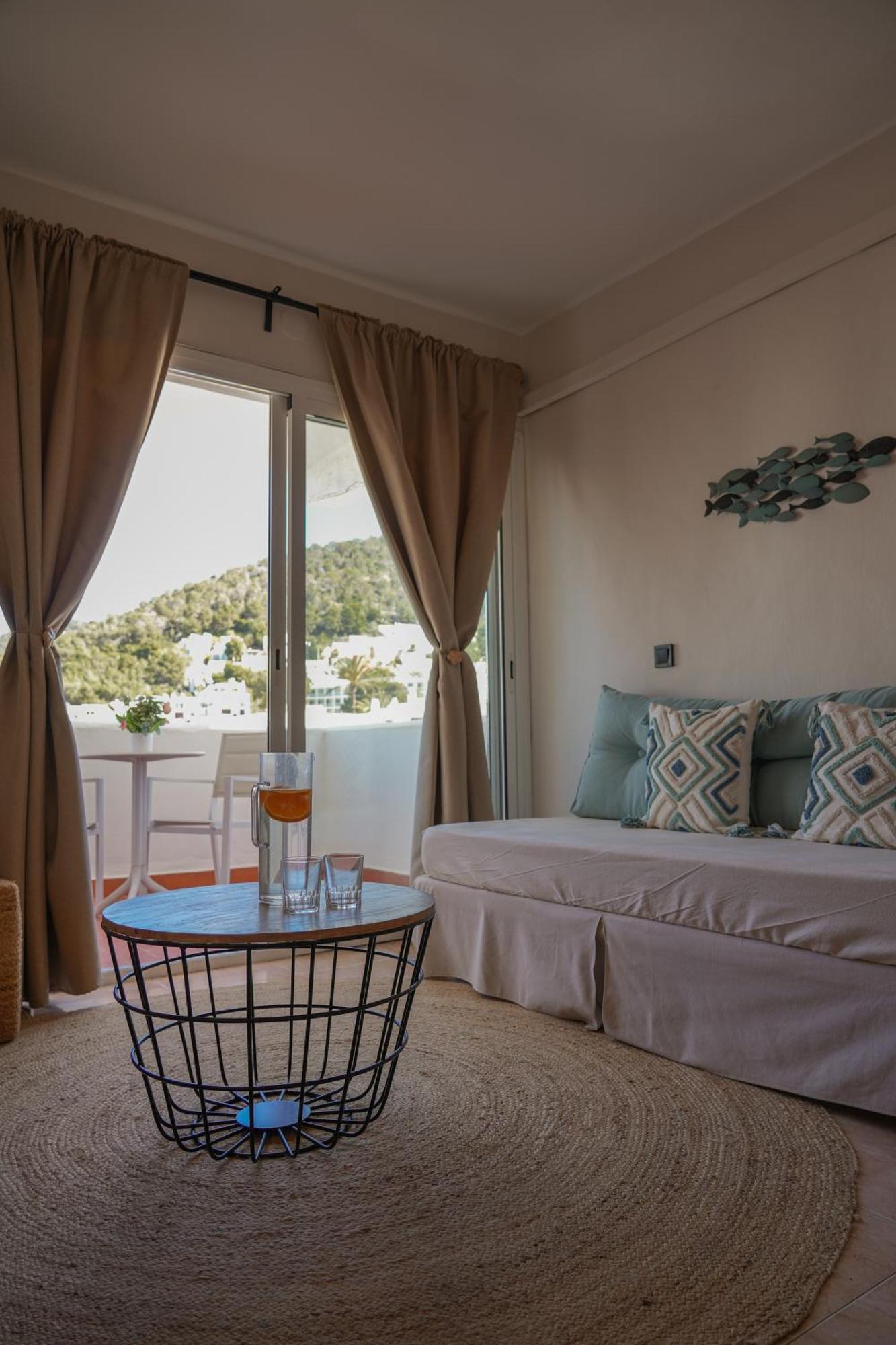 Apartamentos Ses Veles Cala Llonga  Eksteriør billede